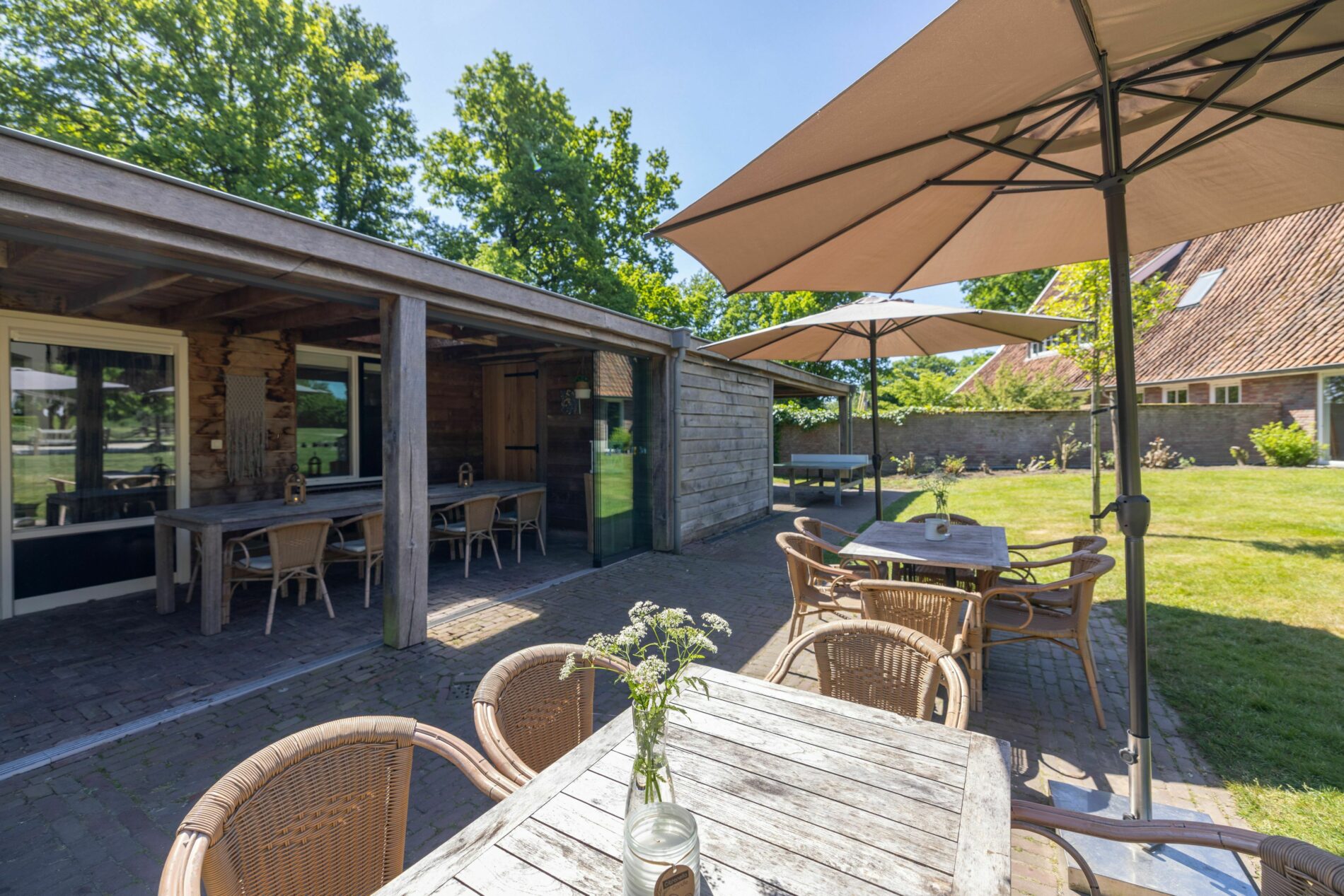 Terras De Beuk Met Tafeltennistafel