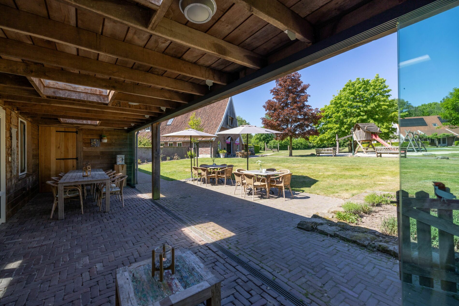 Veranda De Beuk Met Zicht Op Speelveld