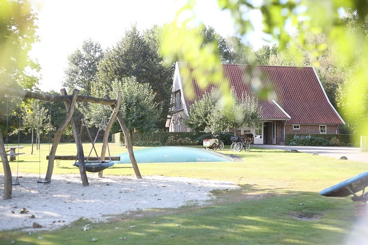 Natuurhuisje de Lutte met speeltuin Natuurhuisje de Lutte met speeltuin